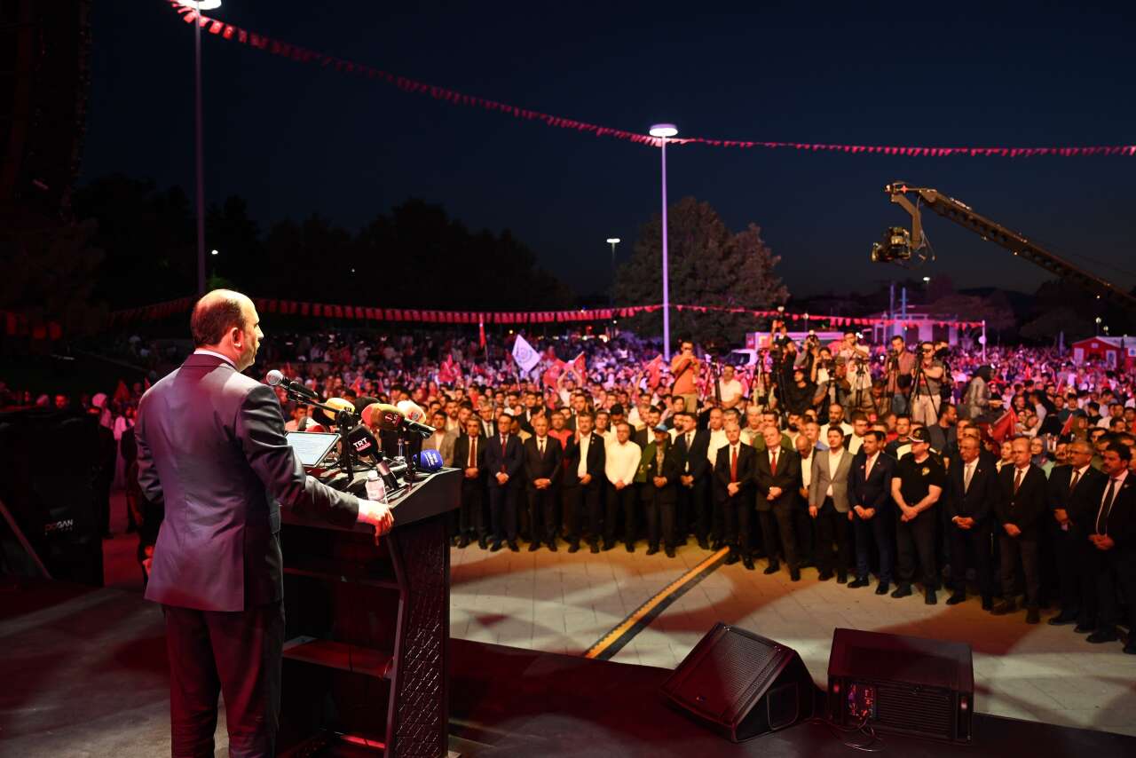 Konya'da 15 Temmuz gecesi! Kılıçarslan Meydanı'na insan seli 25
